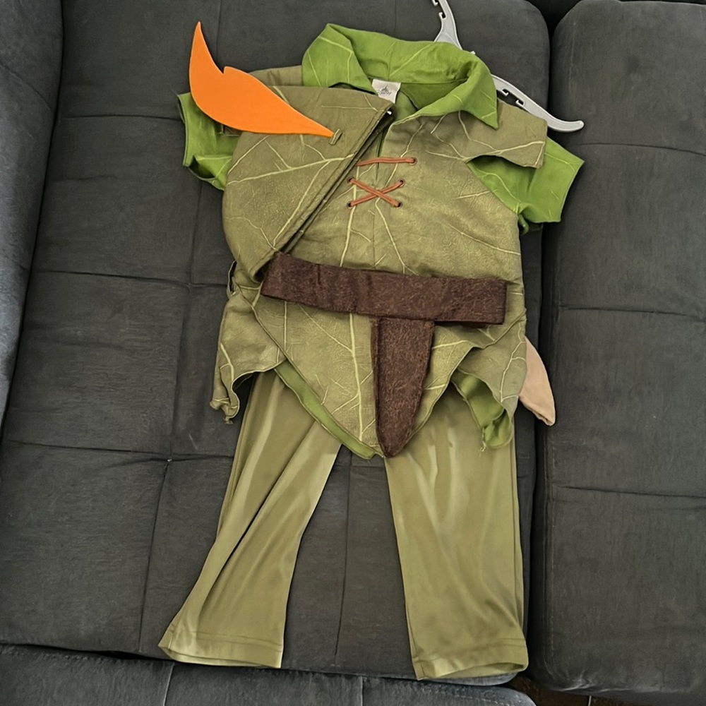 Gently used - only worn once Disney Peter Pan Costume - size 4